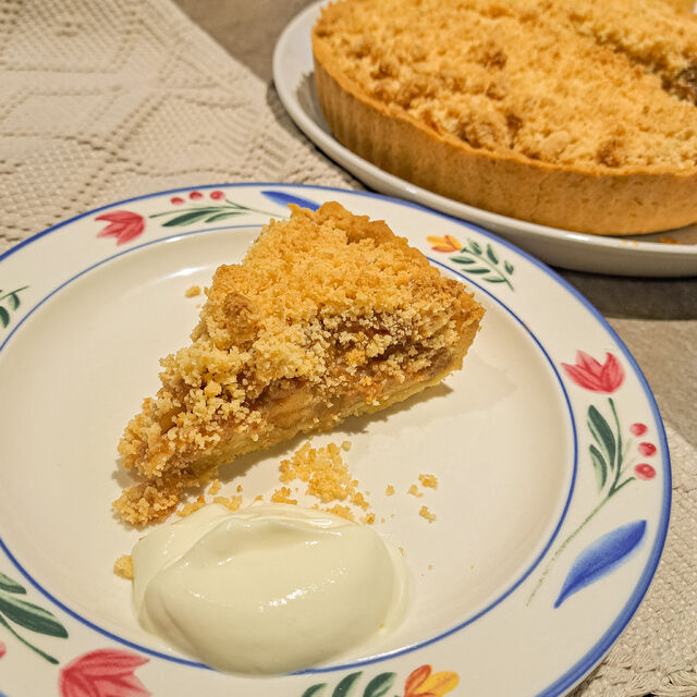 Caramel & Apple Shortbread Crumble Pie